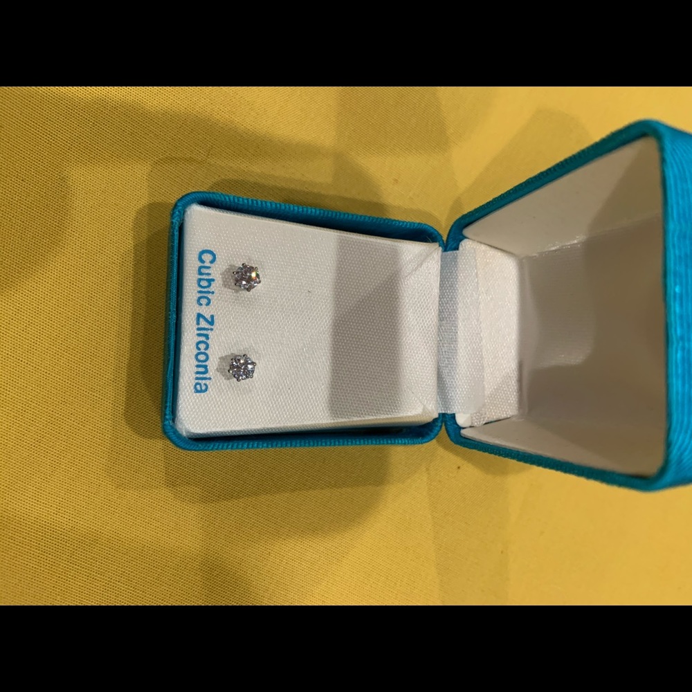 Earring nice cubic zirconia